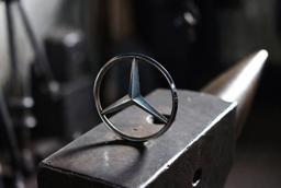 Прибыль Mercedes-Benz упала вдвое в 2025 году: в компании винят конкурентов из Китая